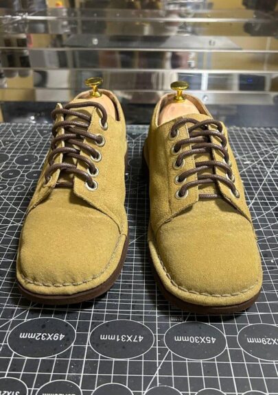 Затёртые светлые ботинки из нубука после чистки в цеху Дулито